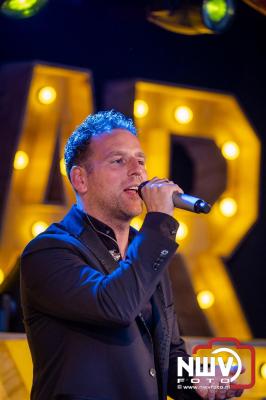 Vrijdagavond vierde Wimmie Bouma in het bij zijn van zijn fans zijn twintig jarig jubileum als zanger op 't Harde. - © NWVFoto.nl