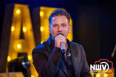 Vrijdagavond vierde Wimmie Bouma in het bij zijn van zijn fans zijn twintig jarig jubileum als zanger op 't Harde. - © NWVFoto.nl