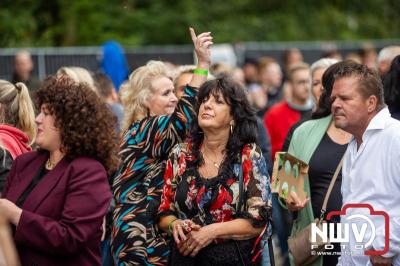 Vrijdagavond vierde Wimmie Bouma in het bij zijn van zijn fans zijn twintig jarig jubileum als zanger op 't Harde. - © NWVFoto.nl