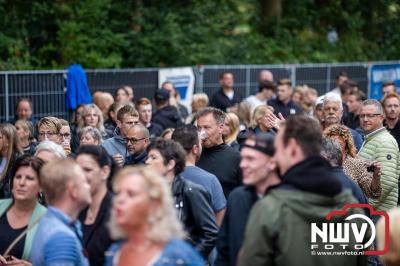 Vrijdagavond vierde Wimmie Bouma in het bij zijn van zijn fans zijn twintig jarig jubileum als zanger op 't Harde. - © NWVFoto.nl