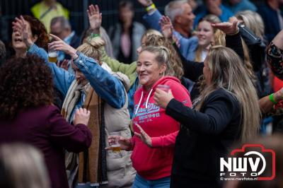 Vrijdagavond vierde Wimmie Bouma in het bij zijn van zijn fans zijn twintig jarig jubileum als zanger op 't Harde. - © NWVFoto.nl