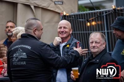 Vrijdagavond vierde Wimmie Bouma in het bij zijn van zijn fans zijn twintig jarig jubileum als zanger op 't Harde. - © NWVFoto.nl