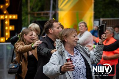 Vrijdagavond vierde Wimmie Bouma in het bij zijn van zijn fans zijn twintig jarig jubileum als zanger op 't Harde. - © NWVFoto.nl