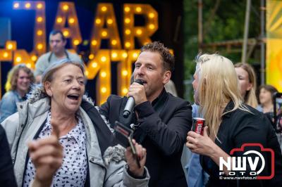 Vrijdagavond vierde Wimmie Bouma in het bij zijn van zijn fans zijn twintig jarig jubileum als zanger op 't Harde. - © NWVFoto.nl