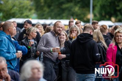 Vrijdagavond vierde Wimmie Bouma in het bij zijn van zijn fans zijn twintig jarig jubileum als zanger op 't Harde. - © NWVFoto.nl