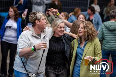 Vrijdagavond vierde Wimmie Bouma in het bij zijn van zijn fans zijn twintig jarig jubileum als zanger op 't Harde. - © NWVFoto.nl