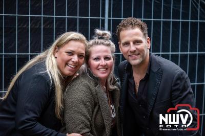 Vrijdagavond vierde Wimmie Bouma in het bij zijn van zijn fans zijn twintig jarig jubileum als zanger op 't Harde. - © NWVFoto.nl