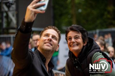 Vrijdagavond vierde Wimmie Bouma in het bij zijn van zijn fans zijn twintig jarig jubileum als zanger op 't Harde. - © NWVFoto.nl