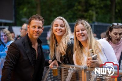 Vrijdagavond vierde Wimmie Bouma in het bij zijn van zijn fans zijn twintig jarig jubileum als zanger op 't Harde. - © NWVFoto.nl