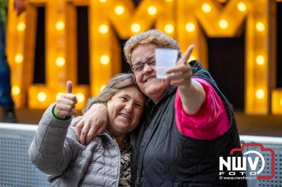 Vrijdagavond vierde Wimmie Bouma in het bij zijn van zijn fans zijn twintig jarig jubileum als zanger op 't Harde. - © NWVFoto.nl