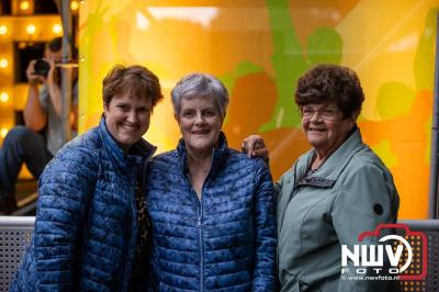 Vrijdagavond vierde Wimmie Bouma in het bij zijn van zijn fans zijn twintig jarig jubileum als zanger op 't Harde. - © NWVFoto.nl