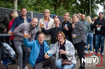 Vrijdagavond vierde Wimmie Bouma in het bij zijn van zijn fans zijn twintig jarig jubileum als zanger op 't Harde. - © NWVFoto.nl