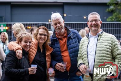 Vrijdagavond vierde Wimmie Bouma in het bij zijn van zijn fans zijn twintig jarig jubileum als zanger op 't Harde. - © NWVFoto.nl