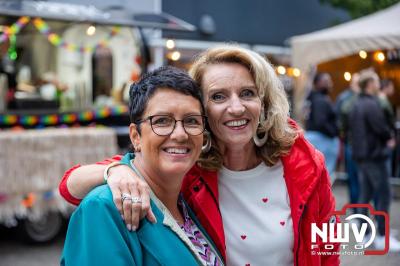 Vrijdagavond vierde Wimmie Bouma in het bij zijn van zijn fans zijn twintig jarig jubileum als zanger op 't Harde. - © NWVFoto.nl