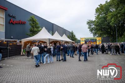 Vrijdagavond vierde Wimmie Bouma in het bij zijn van zijn fans zijn twintig jarig jubileum als zanger op 't Harde. - © NWVFoto.nl