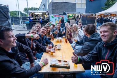 Vrijdagavond vierde Wimmie Bouma in het bij zijn van zijn fans zijn twintig jarig jubileum als zanger op 't Harde. - © NWVFoto.nl