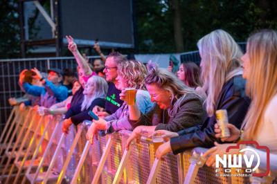 Vrijdagavond vierde Wimmie Bouma in het bij zijn van zijn fans zijn twintig jarig jubileum als zanger op 't Harde. - © NWVFoto.nl