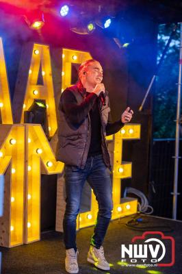 Vrijdagavond vierde Wimmie Bouma in het bij zijn van zijn fans zijn twintig jarig jubileum als zanger op 't Harde. - © NWVFoto.nl