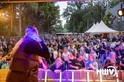 Vrijdagavond vierde Wimmie Bouma in het bij zijn van zijn fans zijn twintig jarig jubileum als zanger op 't Harde. - © NWVFoto.nl