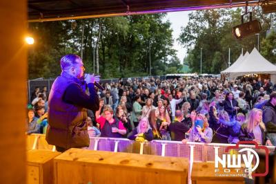 Vrijdagavond vierde Wimmie Bouma in het bij zijn van zijn fans zijn twintig jarig jubileum als zanger op 't Harde. - © NWVFoto.nl