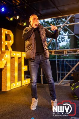 Vrijdagavond vierde Wimmie Bouma in het bij zijn van zijn fans zijn twintig jarig jubileum als zanger op 't Harde. - © NWVFoto.nl