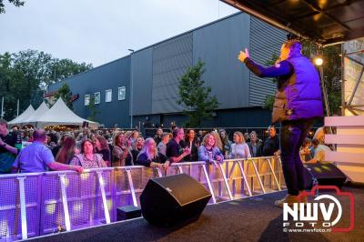 Vrijdagavond vierde Wimmie Bouma in het bij zijn van zijn fans zijn twintig jarig jubileum als zanger op 't Harde. - © NWVFoto.nl