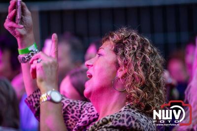 Vrijdagavond vierde Wimmie Bouma in het bij zijn van zijn fans zijn twintig jarig jubileum als zanger op 't Harde. - © NWVFoto.nl