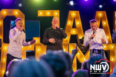 Vrijdagavond vierde Wimmie Bouma in het bij zijn van zijn fans zijn twintig jarig jubileum als zanger op 't Harde. - © NWVFoto.nl