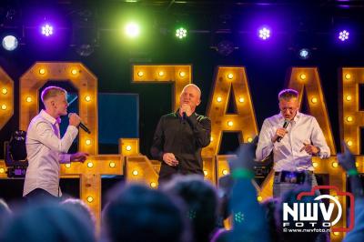 Vrijdagavond vierde Wimmie Bouma in het bij zijn van zijn fans zijn twintig jarig jubileum als zanger op 't Harde. - © NWVFoto.nl