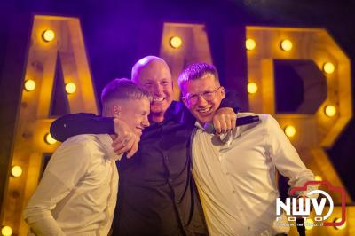 Vrijdagavond vierde Wimmie Bouma in het bij zijn van zijn fans zijn twintig jarig jubileum als zanger op 't Harde. - © NWVFoto.nl