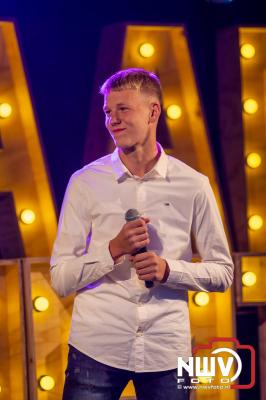 Vrijdagavond vierde Wimmie Bouma in het bij zijn van zijn fans zijn twintig jarig jubileum als zanger op 't Harde. - © NWVFoto.nl