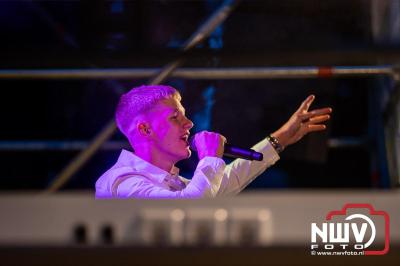 Vrijdagavond vierde Wimmie Bouma in het bij zijn van zijn fans zijn twintig jarig jubileum als zanger op 't Harde. - © NWVFoto.nl