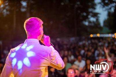 Vrijdagavond vierde Wimmie Bouma in het bij zijn van zijn fans zijn twintig jarig jubileum als zanger op 't Harde. - © NWVFoto.nl