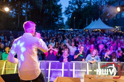 Vrijdagavond vierde Wimmie Bouma in het bij zijn van zijn fans zijn twintig jarig jubileum als zanger op 't Harde. - © NWVFoto.nl