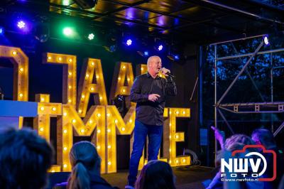 Vrijdagavond vierde Wimmie Bouma in het bij zijn van zijn fans zijn twintig jarig jubileum als zanger op 't Harde. - © NWVFoto.nl