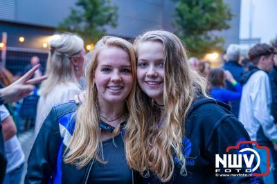 Vrijdagavond vierde Wimmie Bouma in het bij zijn van zijn fans zijn twintig jarig jubileum als zanger op 't Harde. - © NWVFoto.nl