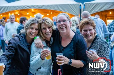 Vrijdagavond vierde Wimmie Bouma in het bij zijn van zijn fans zijn twintig jarig jubileum als zanger op 't Harde. - © NWVFoto.nl