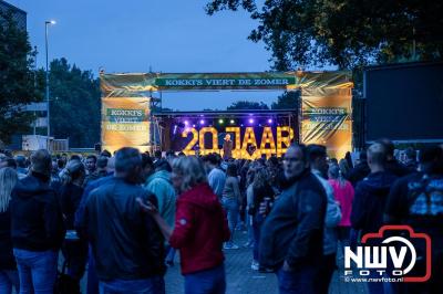 Vrijdagavond vierde Wimmie Bouma in het bij zijn van zijn fans zijn twintig jarig jubileum als zanger op 't Harde. - © NWVFoto.nl