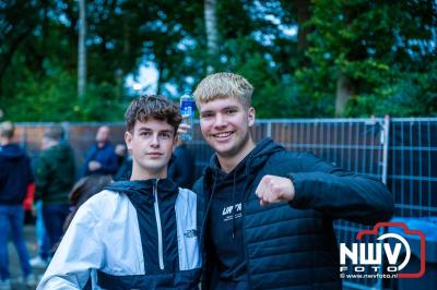 Vrijdagavond vierde Wimmie Bouma in het bij zijn van zijn fans zijn twintig jarig jubileum als zanger op 't Harde. - © NWVFoto.nl