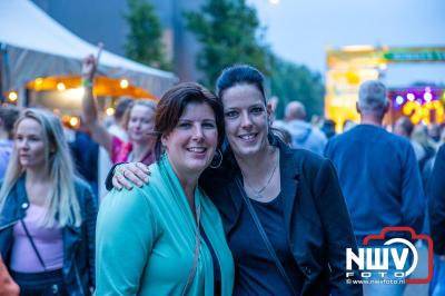 Vrijdagavond vierde Wimmie Bouma in het bij zijn van zijn fans zijn twintig jarig jubileum als zanger op 't Harde. - © NWVFoto.nl