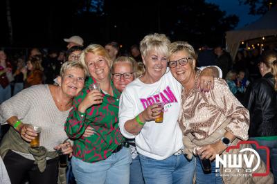 Vrijdagavond vierde Wimmie Bouma in het bij zijn van zijn fans zijn twintig jarig jubileum als zanger op 't Harde. - © NWVFoto.nl