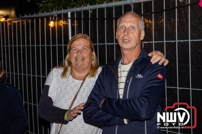 Vrijdagavond vierde Wimmie Bouma in het bij zijn van zijn fans zijn twintig jarig jubileum als zanger op 't Harde. - © NWVFoto.nl