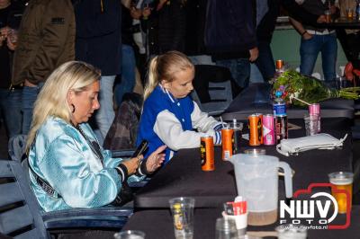 Vrijdagavond vierde Wimmie Bouma in het bij zijn van zijn fans zijn twintig jarig jubileum als zanger op 't Harde. - © NWVFoto.nl