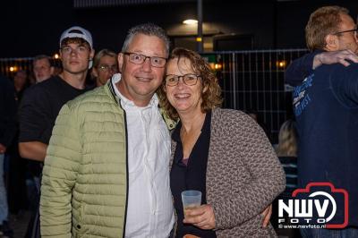 Vrijdagavond vierde Wimmie Bouma in het bij zijn van zijn fans zijn twintig jarig jubileum als zanger op 't Harde. - © NWVFoto.nl