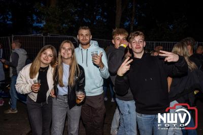 Vrijdagavond vierde Wimmie Bouma in het bij zijn van zijn fans zijn twintig jarig jubileum als zanger op 't Harde. - © NWVFoto.nl