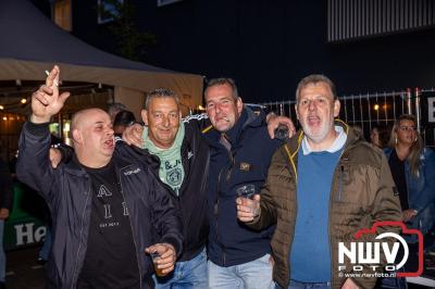 Vrijdagavond vierde Wimmie Bouma in het bij zijn van zijn fans zijn twintig jarig jubileum als zanger op 't Harde. - © NWVFoto.nl