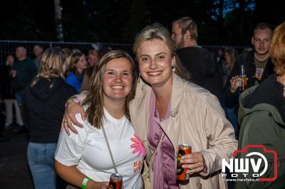 Vrijdagavond vierde Wimmie Bouma in het bij zijn van zijn fans zijn twintig jarig jubileum als zanger op 't Harde. - © NWVFoto.nl