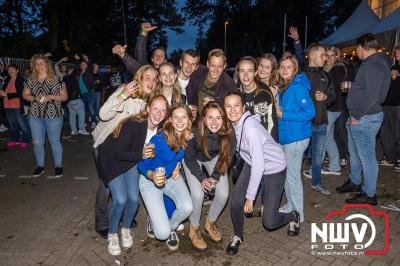 Vrijdagavond vierde Wimmie Bouma in het bij zijn van zijn fans zijn twintig jarig jubileum als zanger op 't Harde. - © NWVFoto.nl