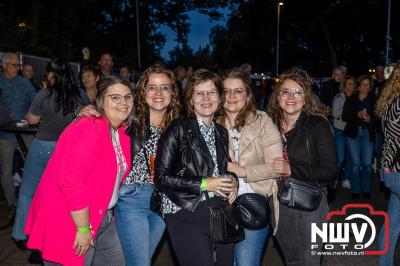 Vrijdagavond vierde Wimmie Bouma in het bij zijn van zijn fans zijn twintig jarig jubileum als zanger op 't Harde. - © NWVFoto.nl