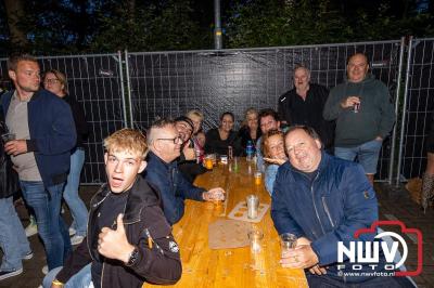 Vrijdagavond vierde Wimmie Bouma in het bij zijn van zijn fans zijn twintig jarig jubileum als zanger op 't Harde. - © NWVFoto.nl